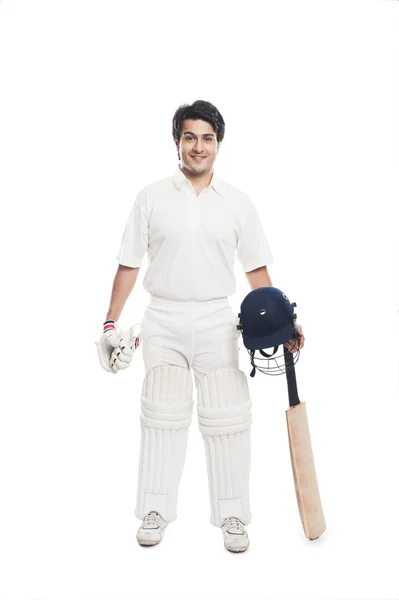 Topa vuran oyuncu kriket sopası tutuyor — Stok fotoğraf