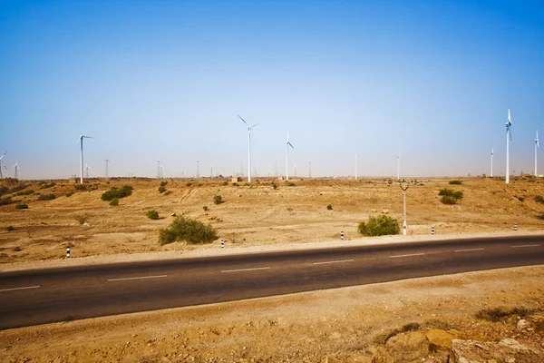 Estrada que passa por um deserto — Fotografia de Stock