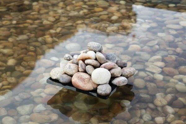 Stenar i en konstgjord damm — Stockfoto