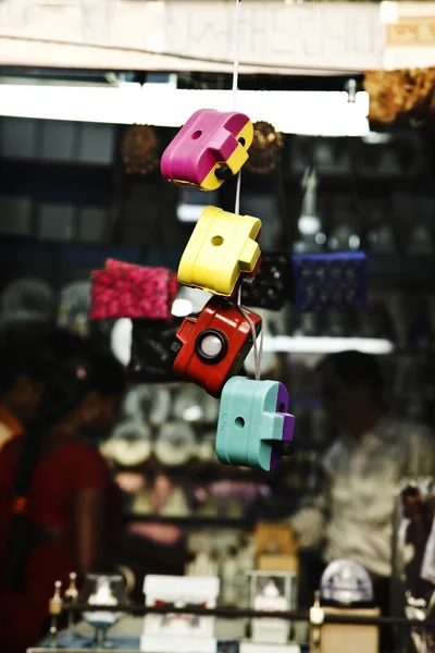 Spielzeugkameras hängen an einem Marktstand — Stockfoto