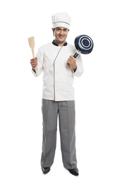Chef sosteniendo una sartén con espátula — Foto de Stock