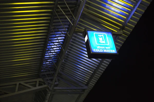 Neon teken bij railroad station — Stockfoto