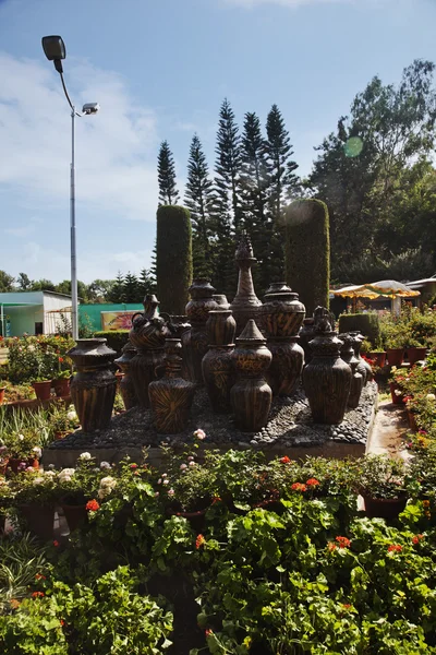 Urnas decorativas em um parque, Parque da Paz — Fotografia de Stock