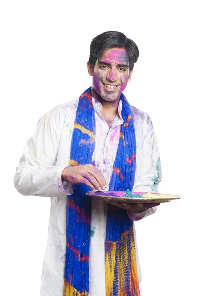 Man holding a plate of powder paint on Holi — Stock Photo, Image