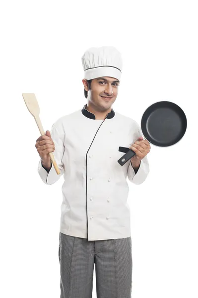 Chef-kok houden een koekenpan met spatel — Stockfoto