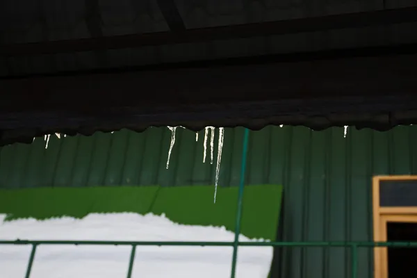 Jégcsapok a épület árnyékában — Stock Fotó