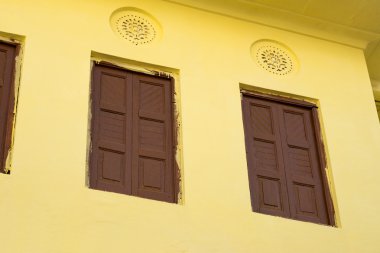 Bir binanın pencereleri