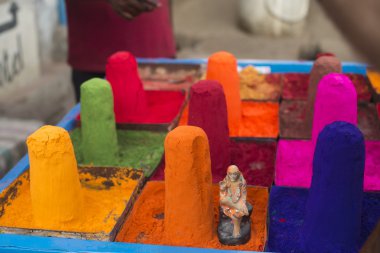 sai baba bir heykelcik ile yığın-in toz boyalar