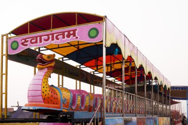 Ejder şeklinde roller coaster binmek
