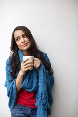 bir kupa kahve tutan kadın