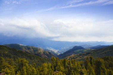 Bulutların üzerinde bir dağ kufri