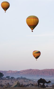 pushkar deve fuar alanı içinde sıcak hava balonları