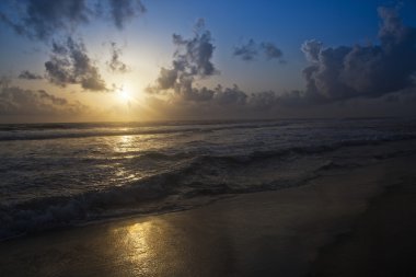 Denizin üzerinde gün batımı