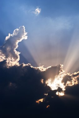 хмари в на небо в сутінках