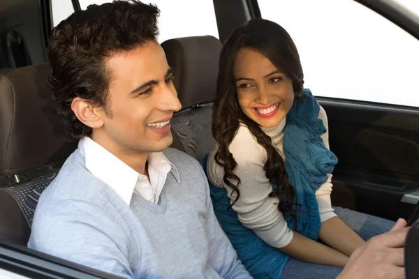 Pareja sentada en un coche — Foto de Stock