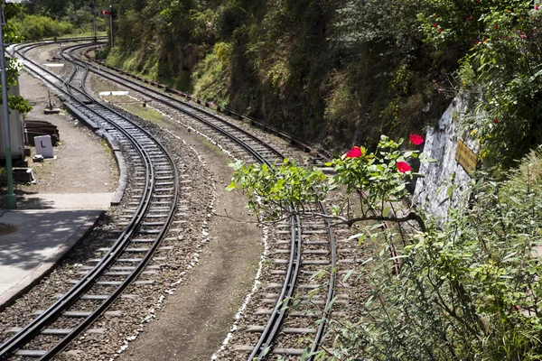 Binari ferroviari nella valle — Foto Stock