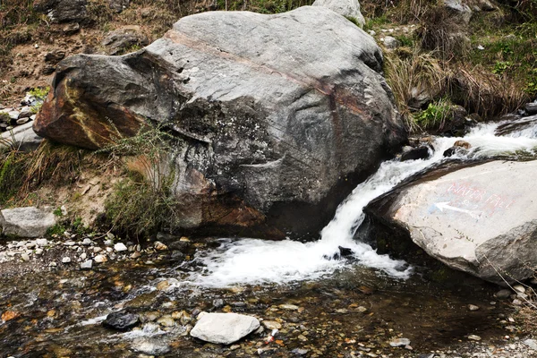 Río fluyendo a través de rocas — Foto de Stock