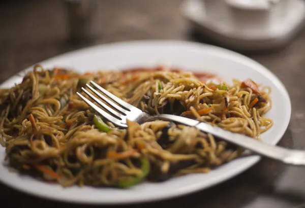 Plate of chow mein — Stock Photo, Image