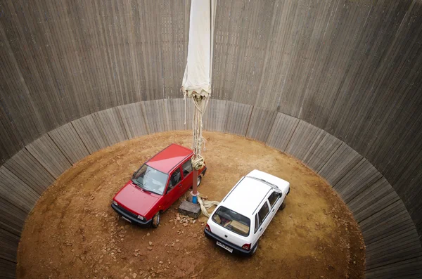 Carros em uma parede de morte — Fotografia de Stock