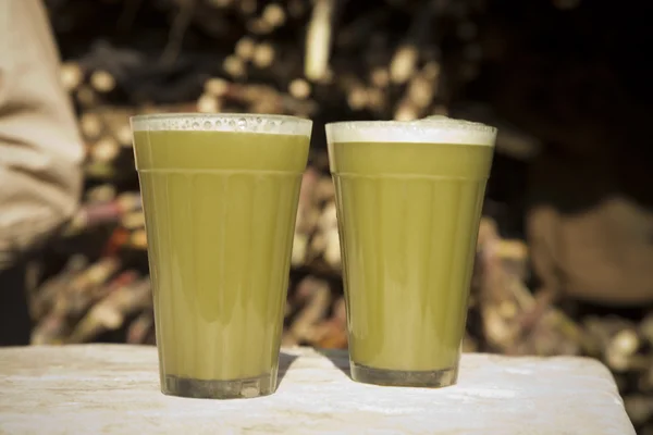 iki bardak şeker kamışı suyu