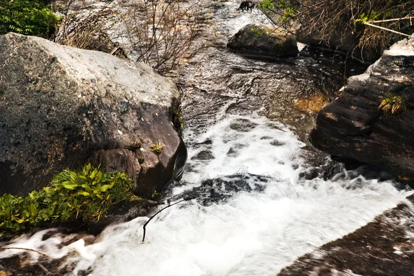 De rivier die stroomt door rotsen — Stockfoto