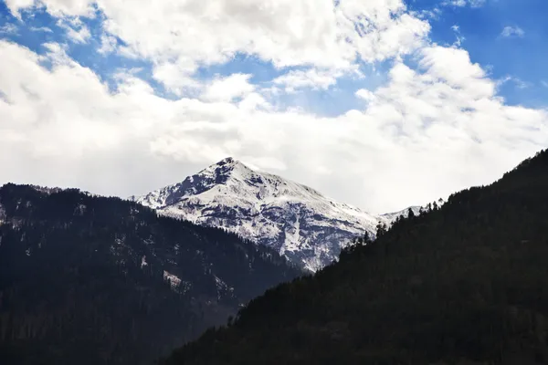 Nubes sobre la cordillera — Foto de Stock