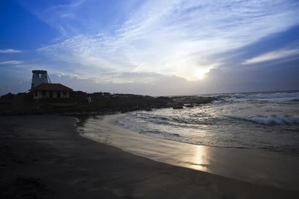 Farol na costa — Fotografia de Stock