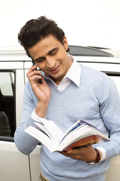 Hombre hablando en un teléfono móvil — Foto de Stock