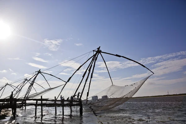 Pêcheurs avec filets de pêche chinois — Photo