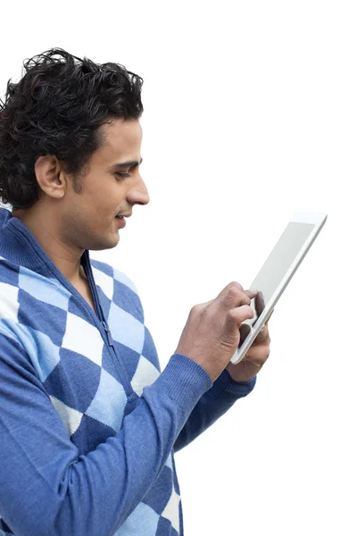 Uomo che utilizza un tablet digitale — Foto Stock