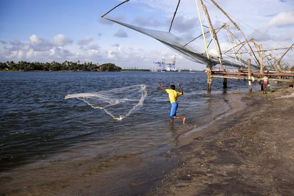 Pescatore che pesca in mare — Foto Stock
