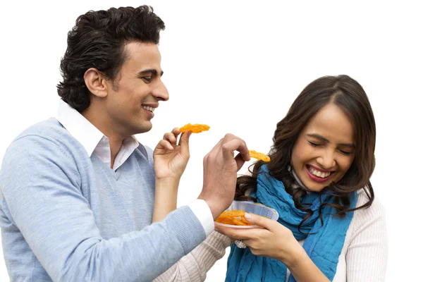 Casal comendo jalebi — Fotografia de Stock