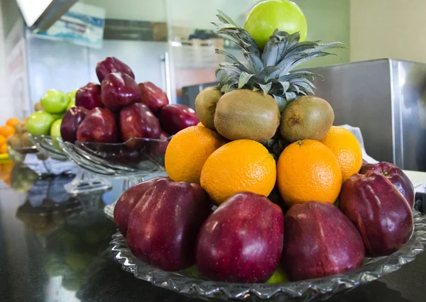 Diverse vruchten op een tafel — Stockfoto