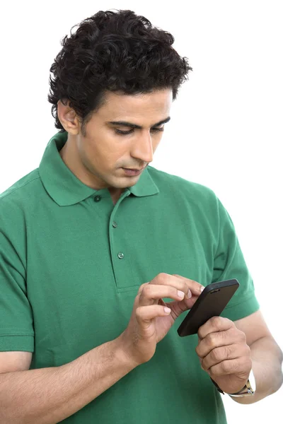 Hombre usando un teléfono móvil de pantalla táctil — Foto de Stock