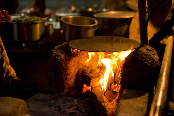 Griddle no fogão tradicional indiano — Fotografia de Stock