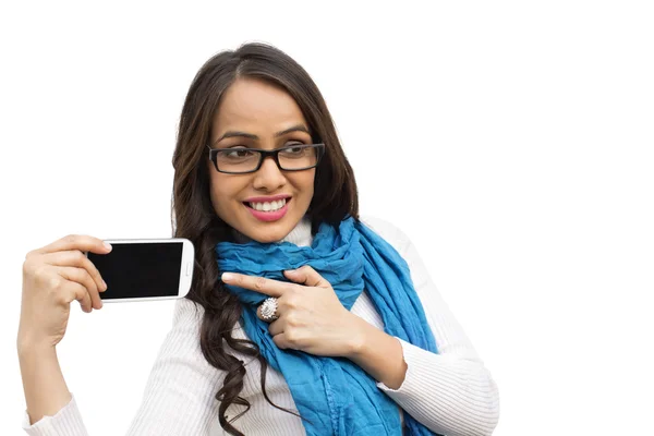 Mujer apuntando a un teléfono móvil — Foto de Stock