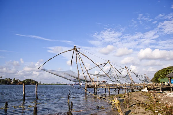 Filets de pêche chinois dans un port — Photo
