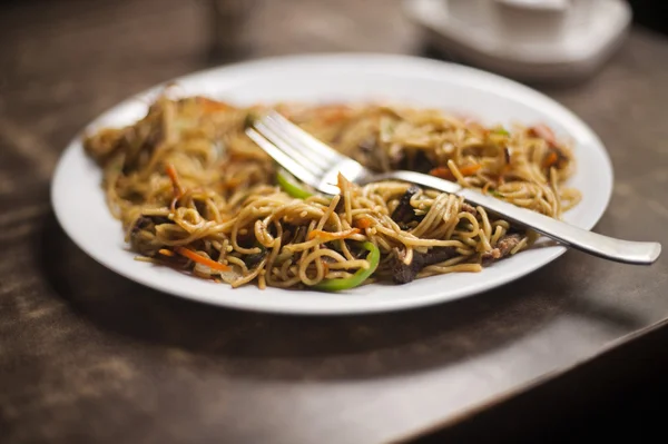 Plate of chow mein, Tibetan Market, Delhi, India — Stock Photo, Image