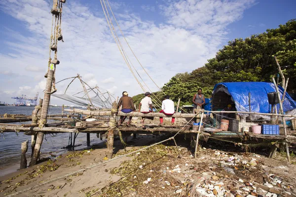 Pescadores con redes de pesca chinas en un puerto —  Fotos de Stock
