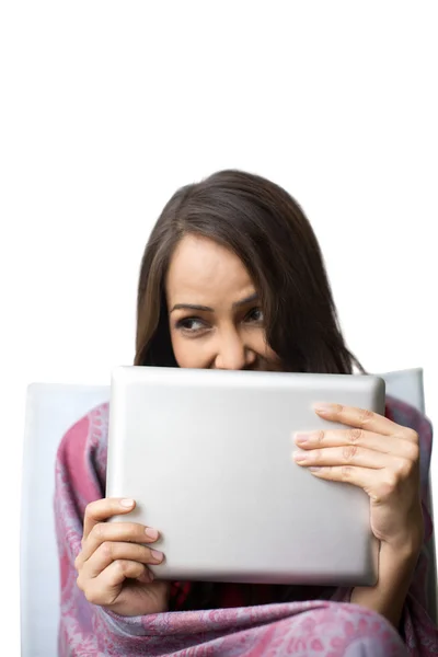 Mujer sosteniendo una tableta digital —  Fotos de Stock