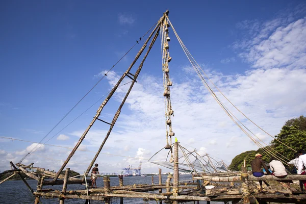 Reti da pesca cinesi in un porto — Foto Stock