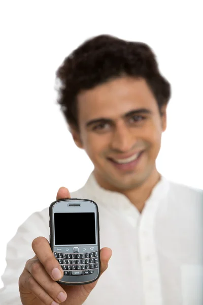 Мужчина показывает мобильный телефон — стоковое фото