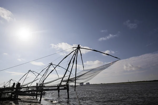 Reti da pesca cinesi in un porto — Foto Stock