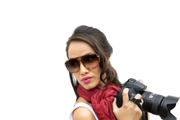 Fotógrafa feminina segurando uma câmera — Fotografia de Stock