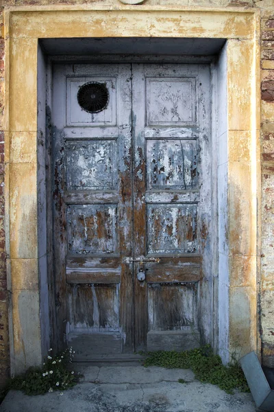 Bir evin kapı yıpranmış — Stok fotoğraf