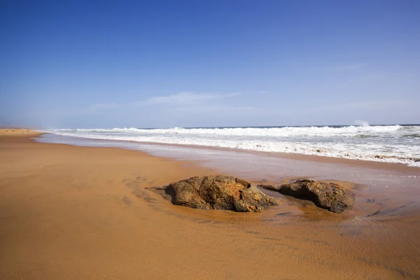 Skały na plaży — Zdjęcie stockowe