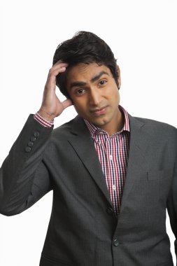 İş adamı kafasını kaşıyor.