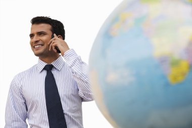 İş adamı cep telefonuyla konuşuyor.