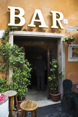 bir bar girişinde