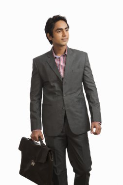 Çanta taşıyan bir iş adamı.